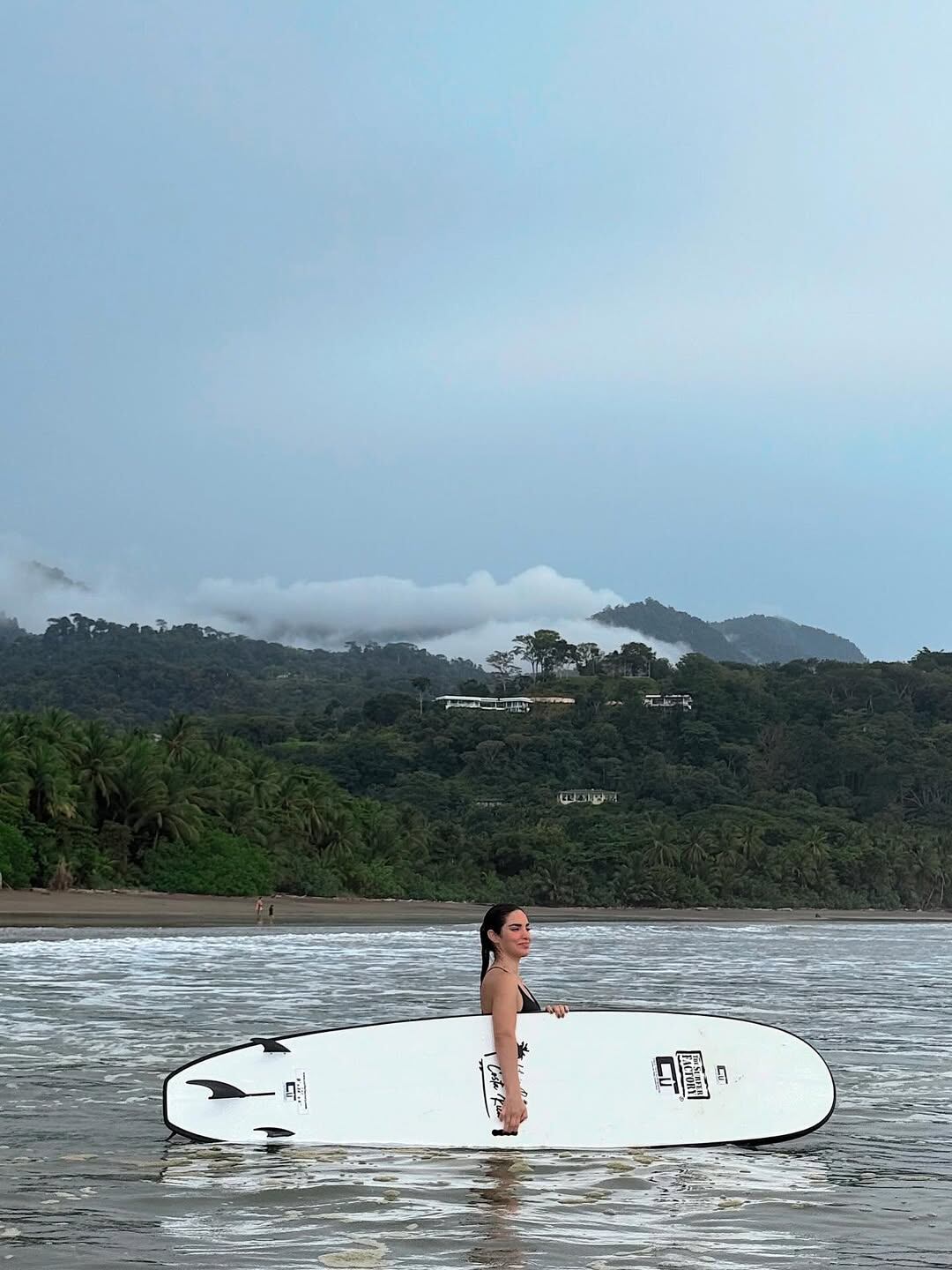 Kimberly Loaiza y su esposo Juan de Dios Pantoja y sus hijos en Costa Rica