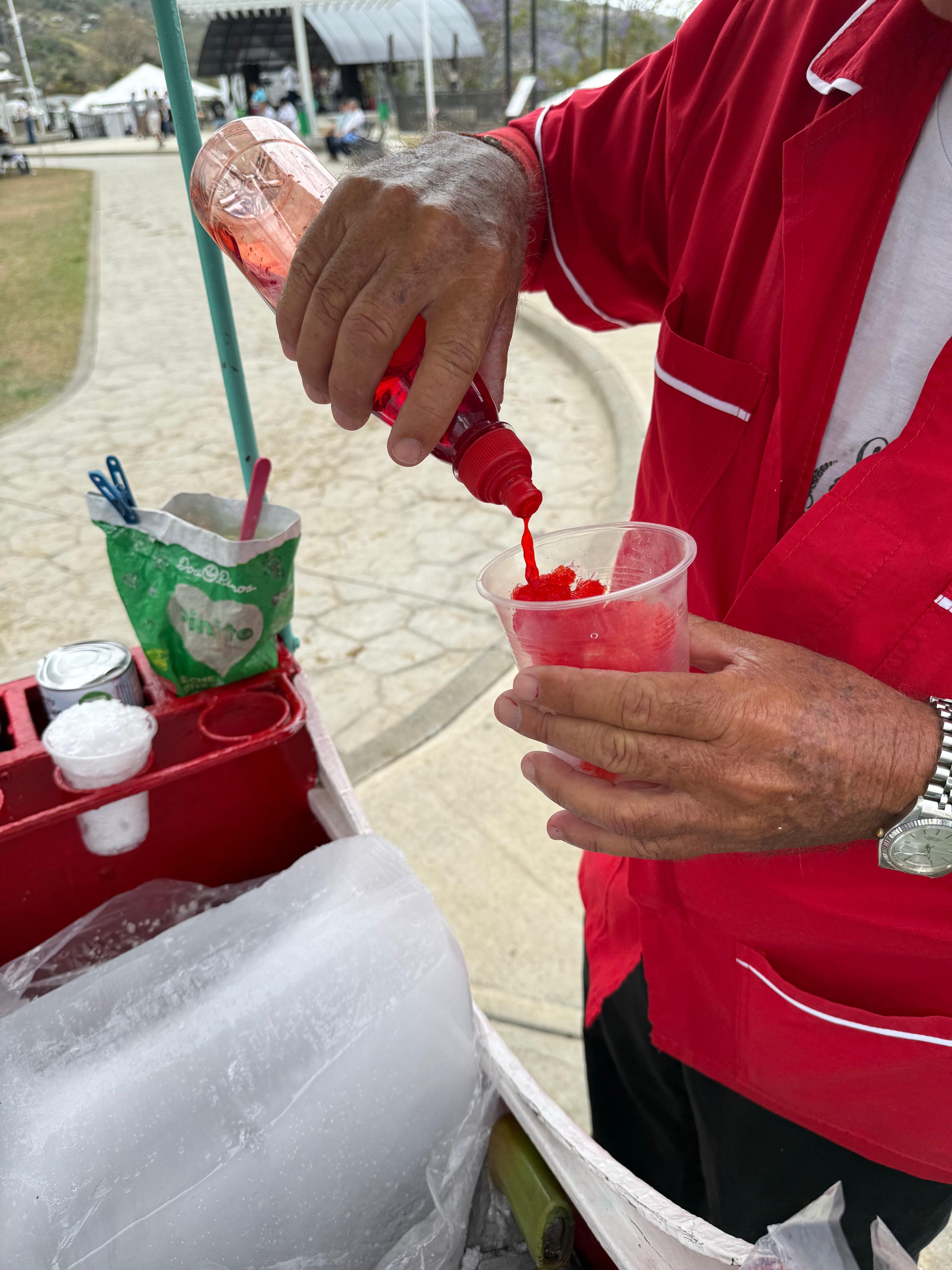 Don José Luis Umaña Chávez, un hombre de 65 años de edad, es el copero de oro de San Antonio de Escazú que tiene 49 años endulzando la vida con trabajo y puro corazón