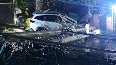 Dos personas graves tras violento choque contra poste en Alajuelita