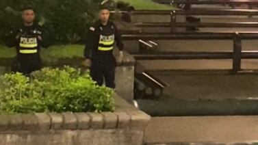 ¡Indignante! Policía de Fuerza Pública le tira piedras a indigente que trataba dormir