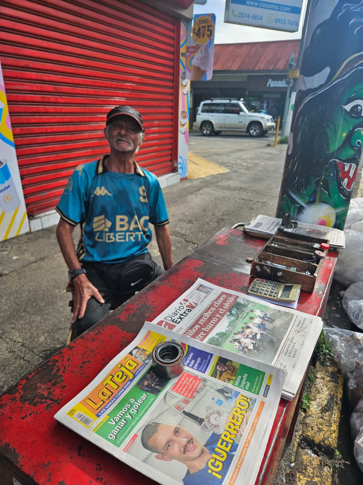 Gerardo “Chiqui” Solano tiene 75 años y más de dos décadas vendiendo periódicos en Paraíso.