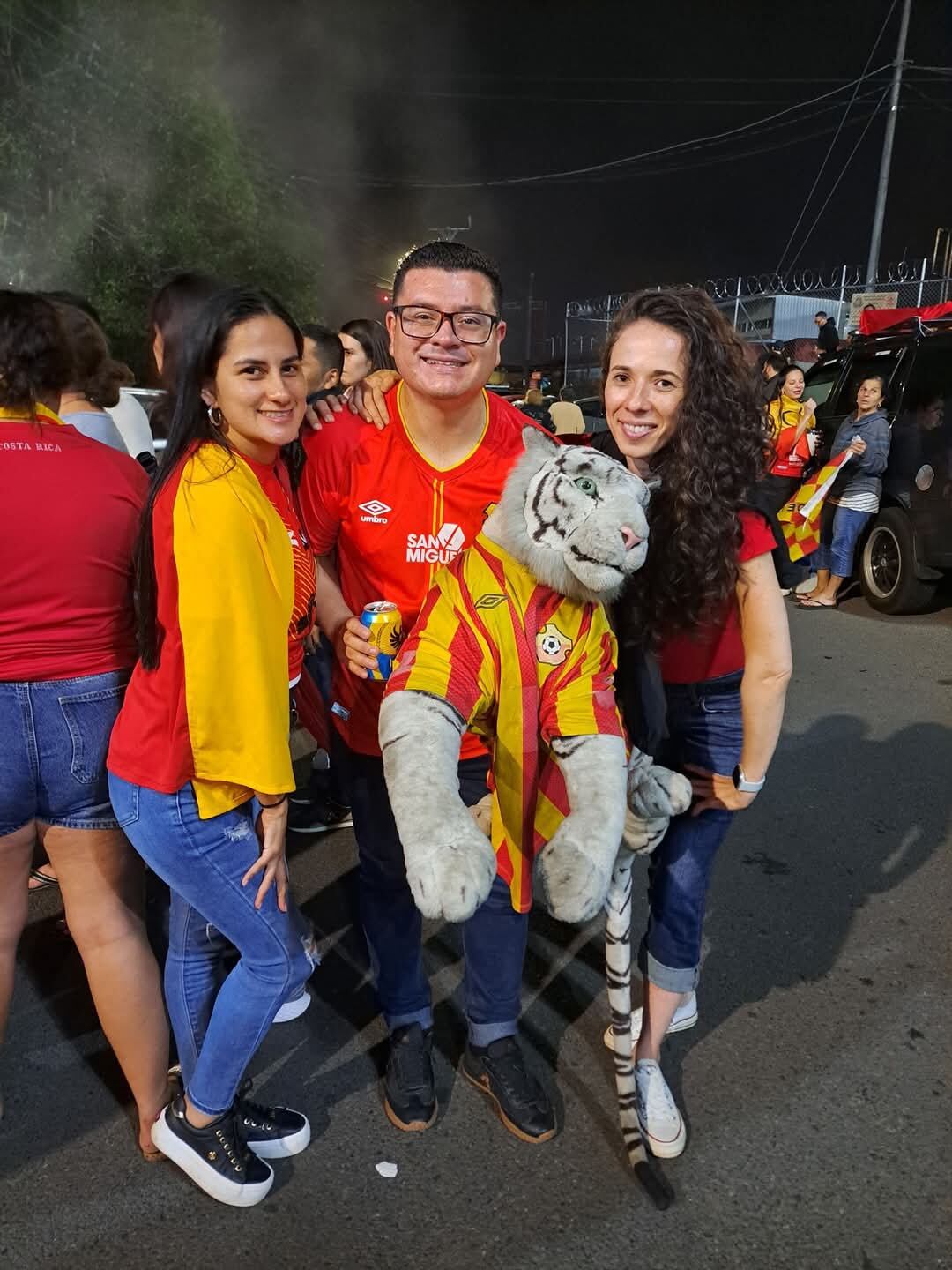 Festejo de los aficionados del Herediano tras ganar el título número 30