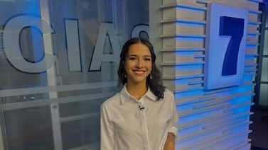 Periodista de Telenoticias da la sorpresa y debuta como modelo