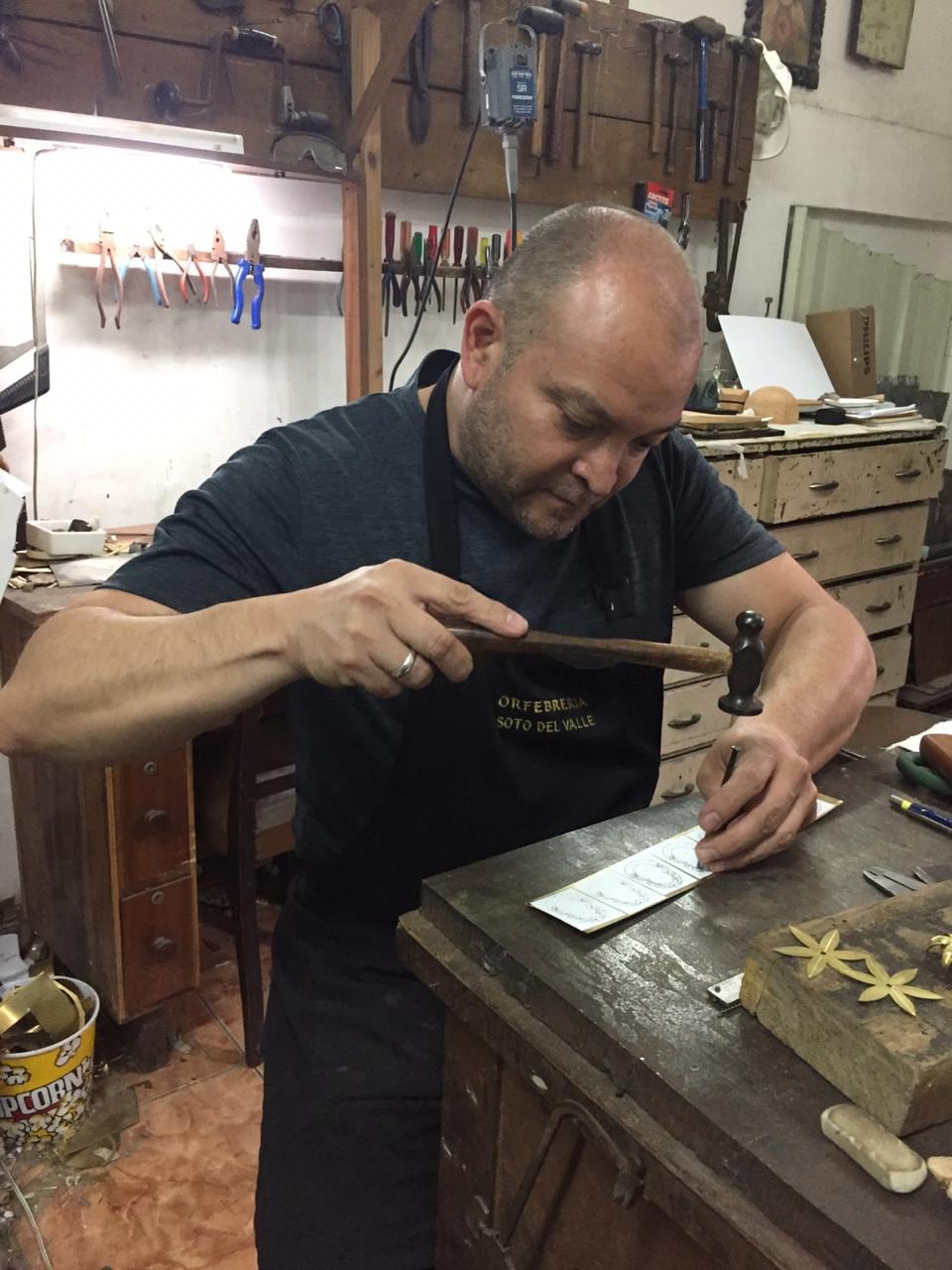 Fernando Soto Coto es el único Joyero de la Virgen de la familia Del Valle que queda con vida y la crisis por la pandemia lo golpeó duro hasta que se puso a hacer virgencitas