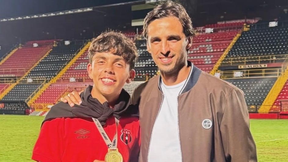 Bryan Ruiz acompañó a su hijo Mathías Ruiz, en la final donde se coronó campeón con la U-19 de Liga Deportiva Alajuelense.