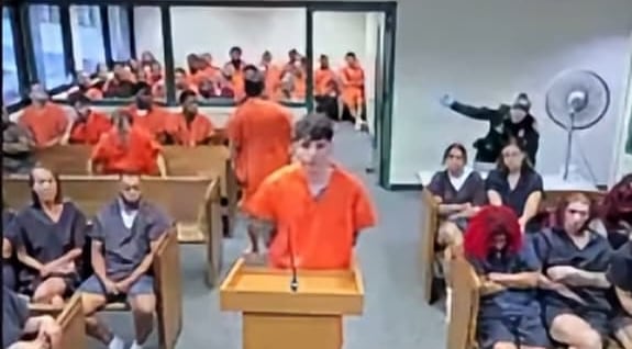 Este es el momento en el que Julián Valverde se enfrenta a la jueza de Florida tras ser detenido.