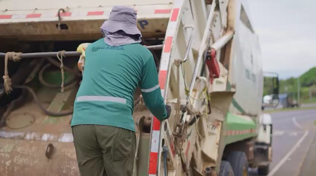 José Lorenzo Chavarría es un vecino de Esparza que está viviendo una alegría tremenda. Luego de pasar 19 años debiendo el bachillerato, al fin logró obtener el título y ahora sueña con más.