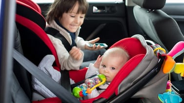 MOPT advierte alta multa por soltar al bebé mientras el carro está en movimiento