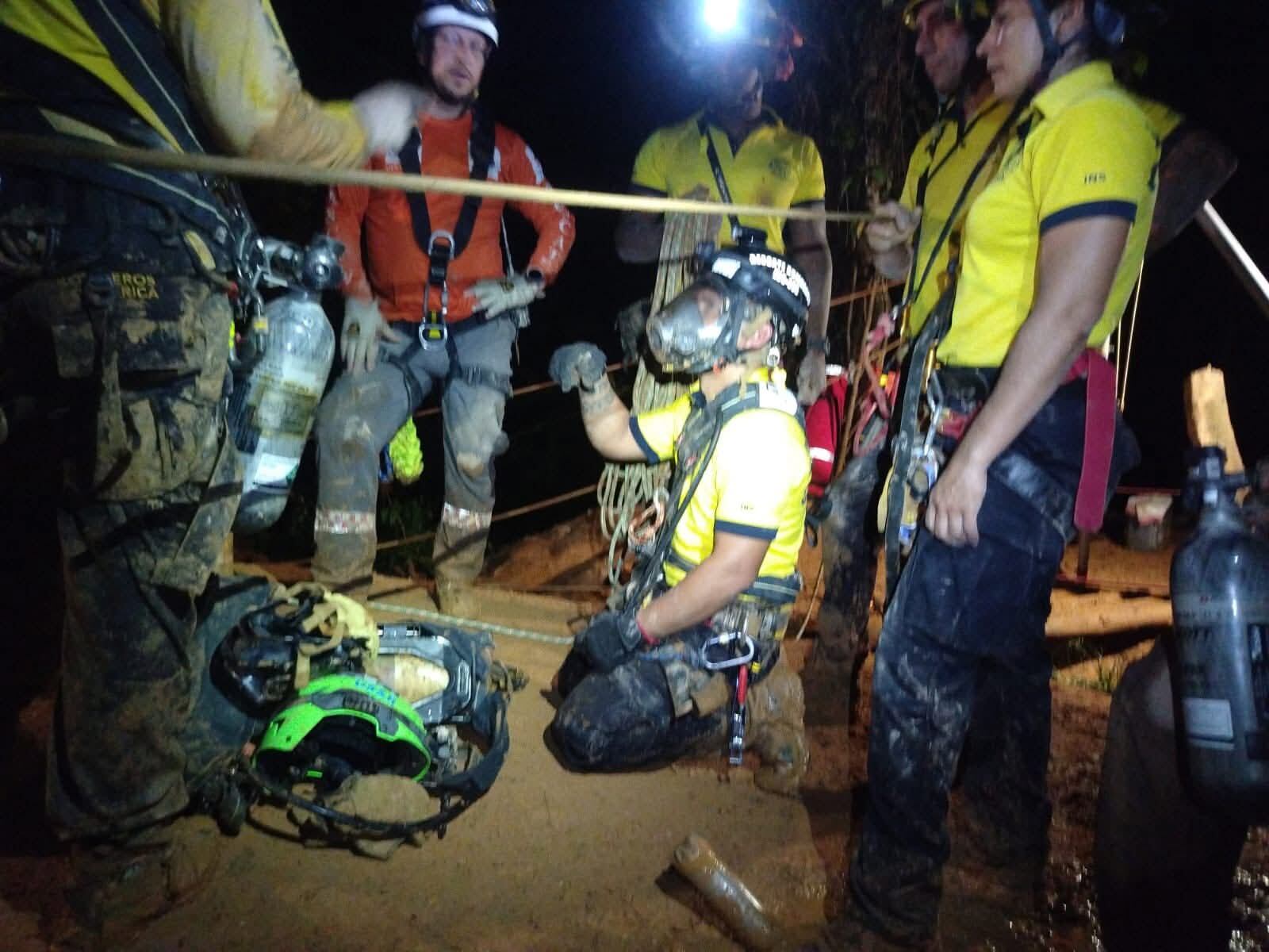 Las labores de búsqueda en Crucitas continuaron hasta altas horas de la noche.