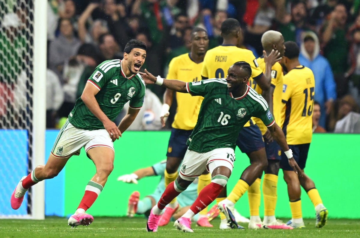 Raúl Jiménez celebra junto a Julián Quiñónes en el mejor partido de la Selección de México en lo que va del Mundial 2026.