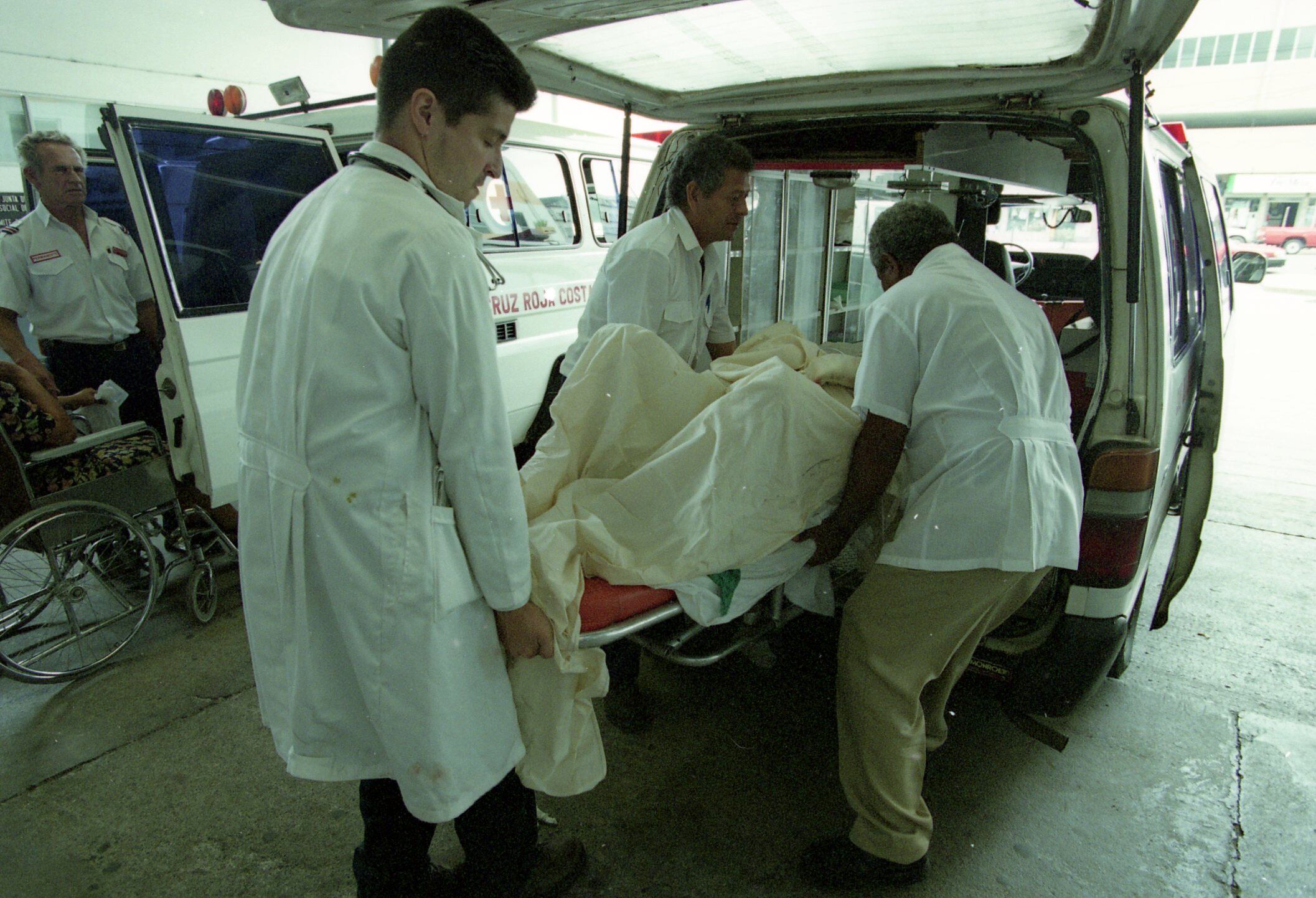 Atentado en Limón, el 22 de agosto del 2000, dejó tres fallecidos, en el sitio murió Víctor Vega Montero, de 58 años. Su jefe, identificado como Alfredo Ramírez Solano, dueño de una empresa de vigilancia, y la esposa de este, Rosa Acón Ulate.