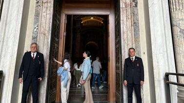 Vamos a cruzar por la puerta más famosa del Vaticano, ¿qué la hace tan especial?