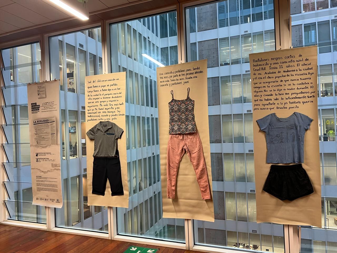 Diez paredes del Congreso exhiben la exposición “¿Qué llevabas puesto?”, una muestra que busca romper con uno de los mitos más dañinos en los casos de violencia sexual: que la ropa puede ser causa o justificación de una agresión