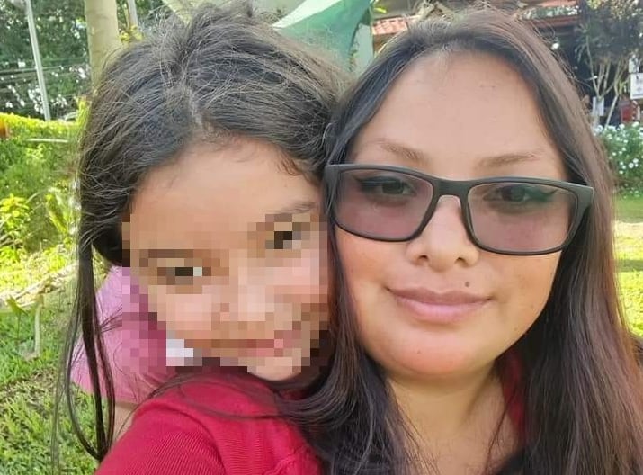 Stephanie Andrea Alvarado Pérez, de 32 años, salvó a su hija Fiorella Gutiérrez, de 13 años, en un incendio en la casa de ellas en Esquipulas de Palmares, Alajuela. Foto: Cortesía para La Teja