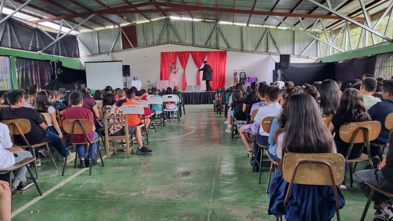 Obra de teatro en escuelas y colegios sobre educación financiera.