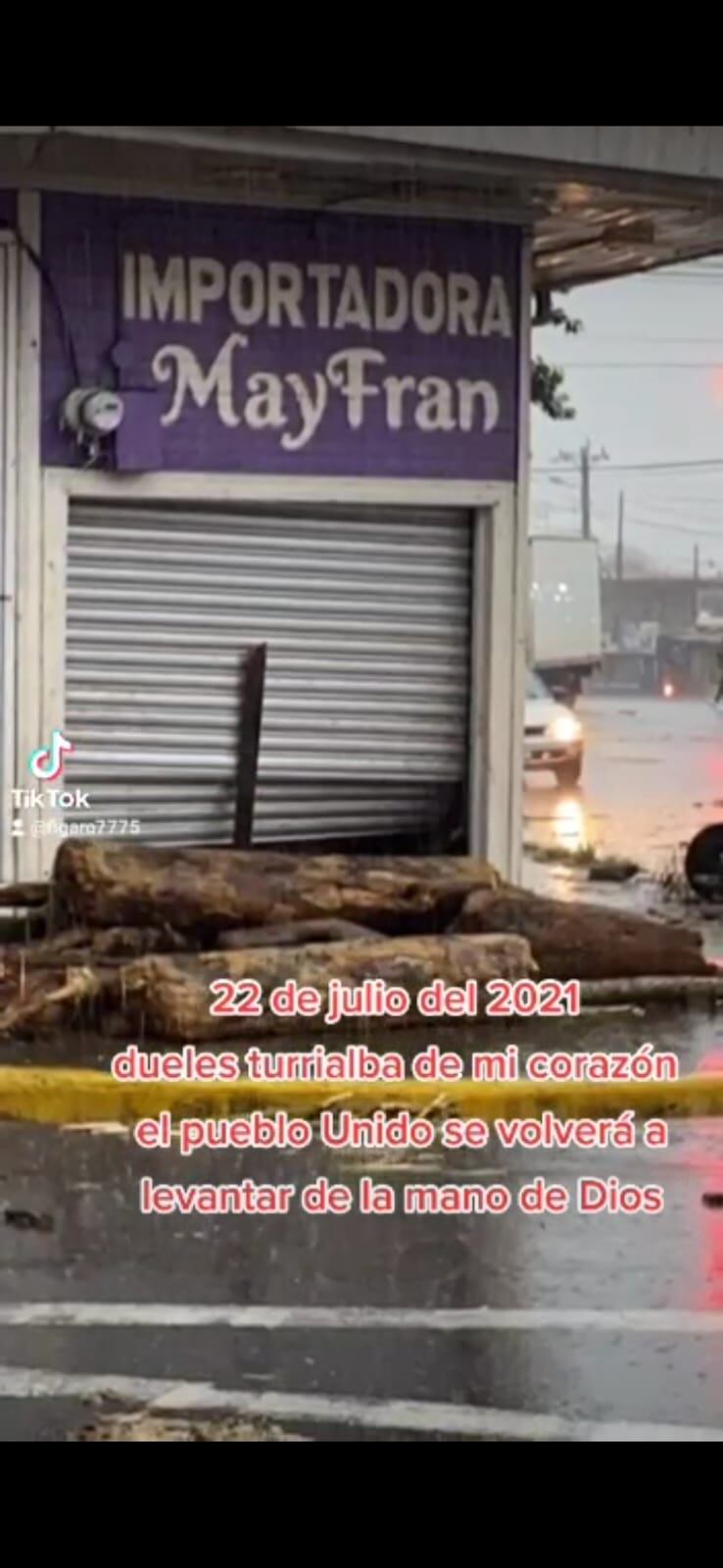 Inundación afectó tienda ubicada en el centro de Turrialba. Foto Mario León.