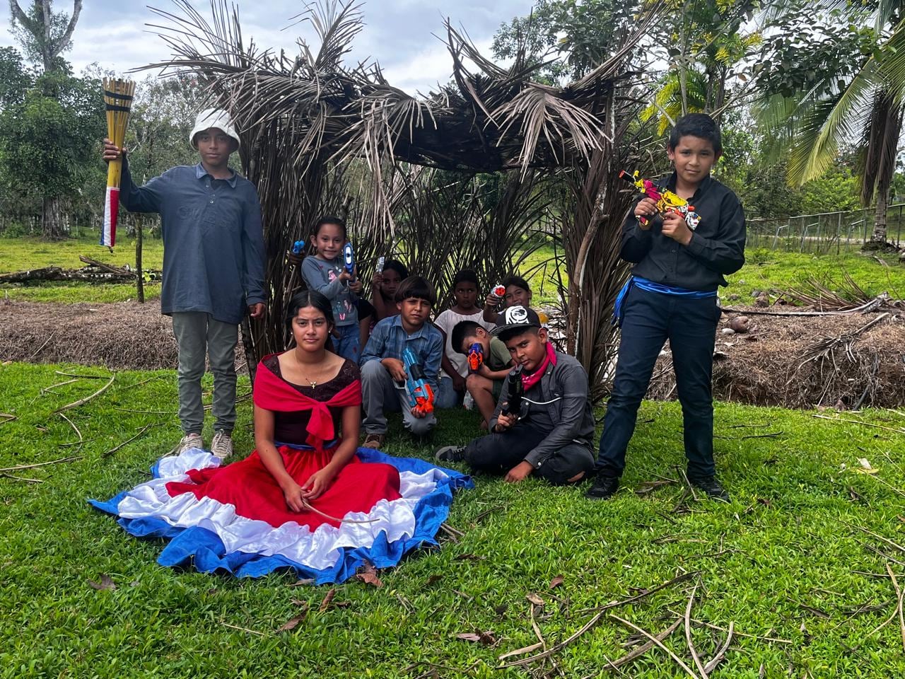 Clara Idalia García camina, cruza el río en panga y sigue en moto para llegar a la escuela de Copalchí, en Sarapiquí, donde enseña a 11 niños de primero a sexto grado