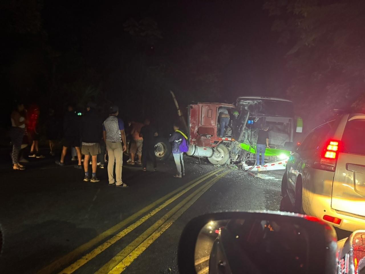 Los cuerpos de socorro atienden un choque entre un autobús con pasajeros y un vehículo de carga pesada.