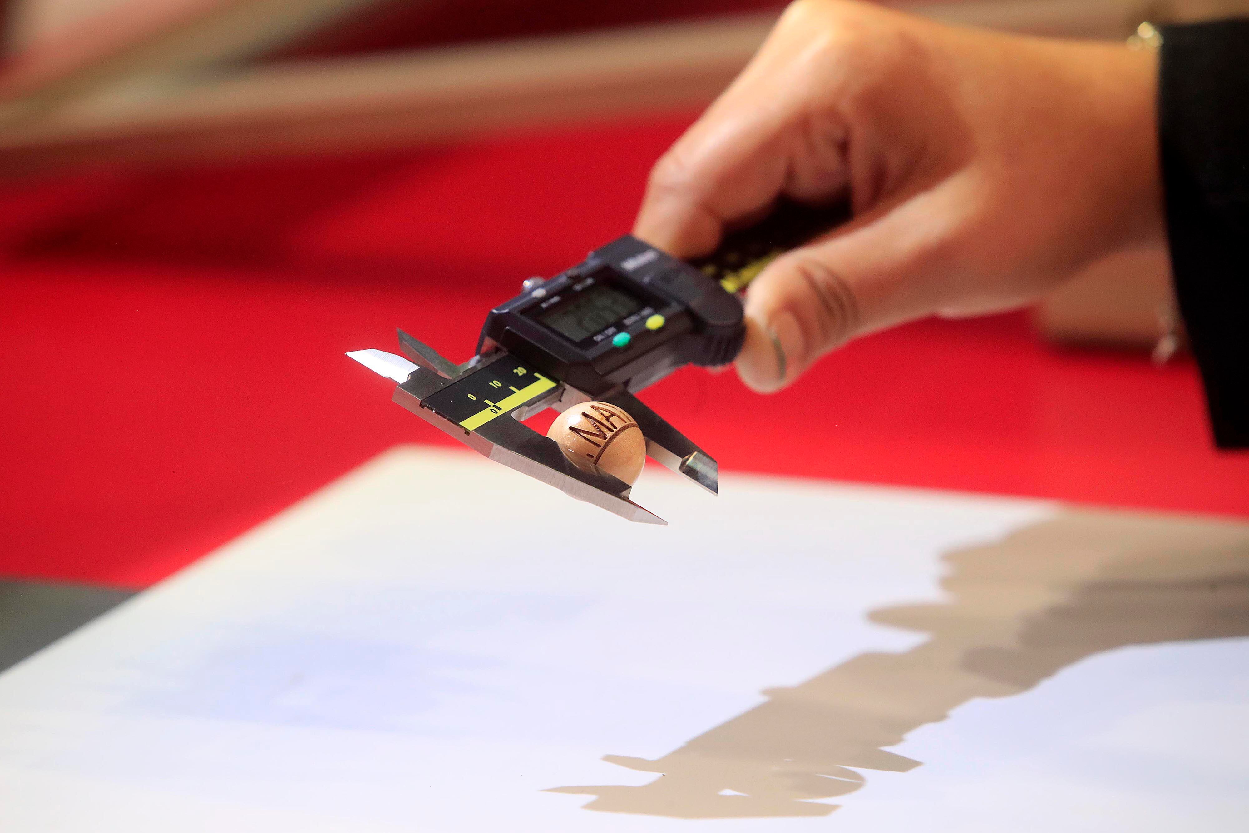 11/12/2023      Junta de Protección Social. Pesaje oficial de las bolitas para el sorteo de Gordo Navideño. Foto: Rafael Pacheco Granados