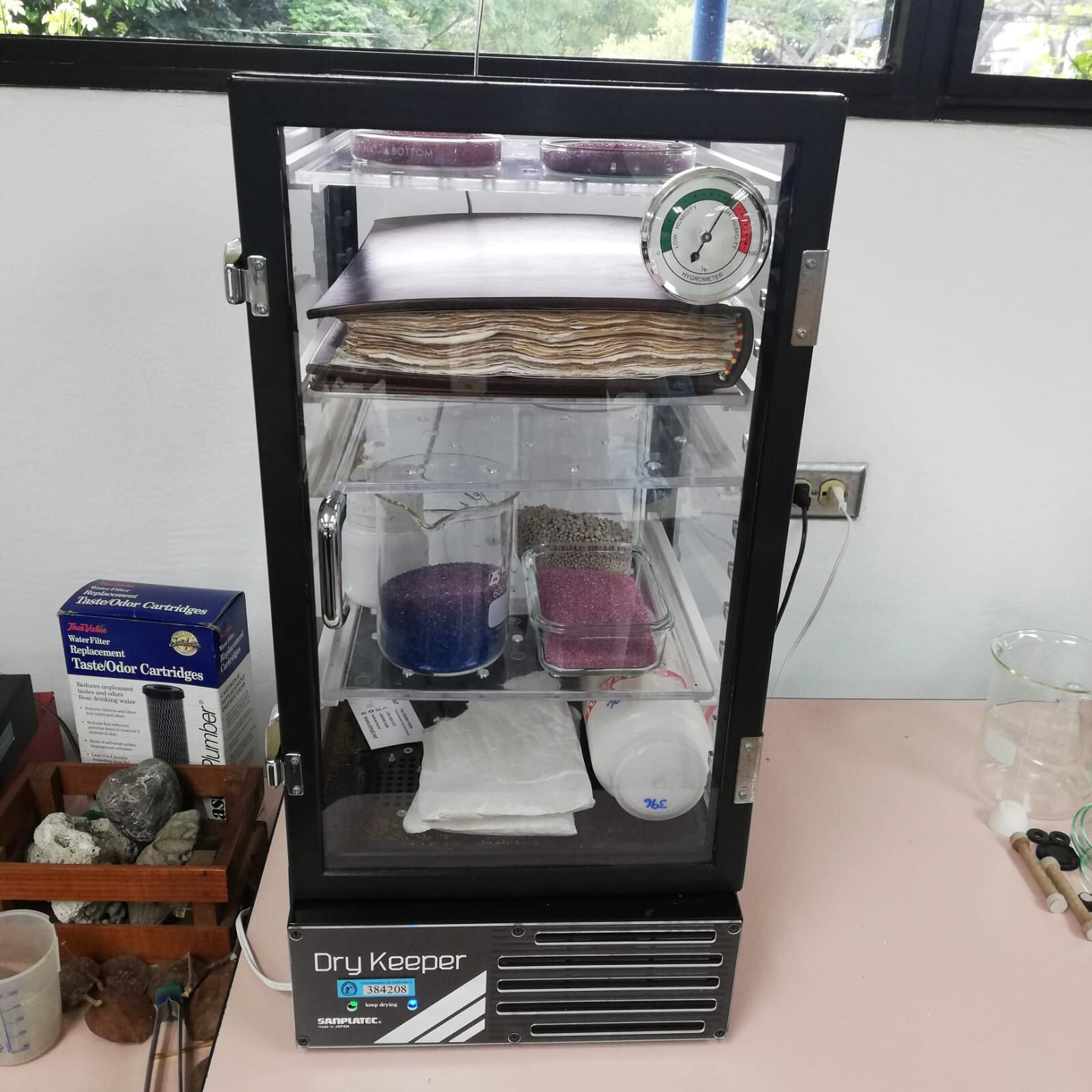 El Acta de la Independencia de Costa Rica, firmada el 29 de setiembre de 1821 fue restaurada en el 2021. La UCR con sus laboratorios realizaron análisis químicos, biológicos y físicos. En la foto el Acta dentro del cámara especial que le controla temperatura y humedad.