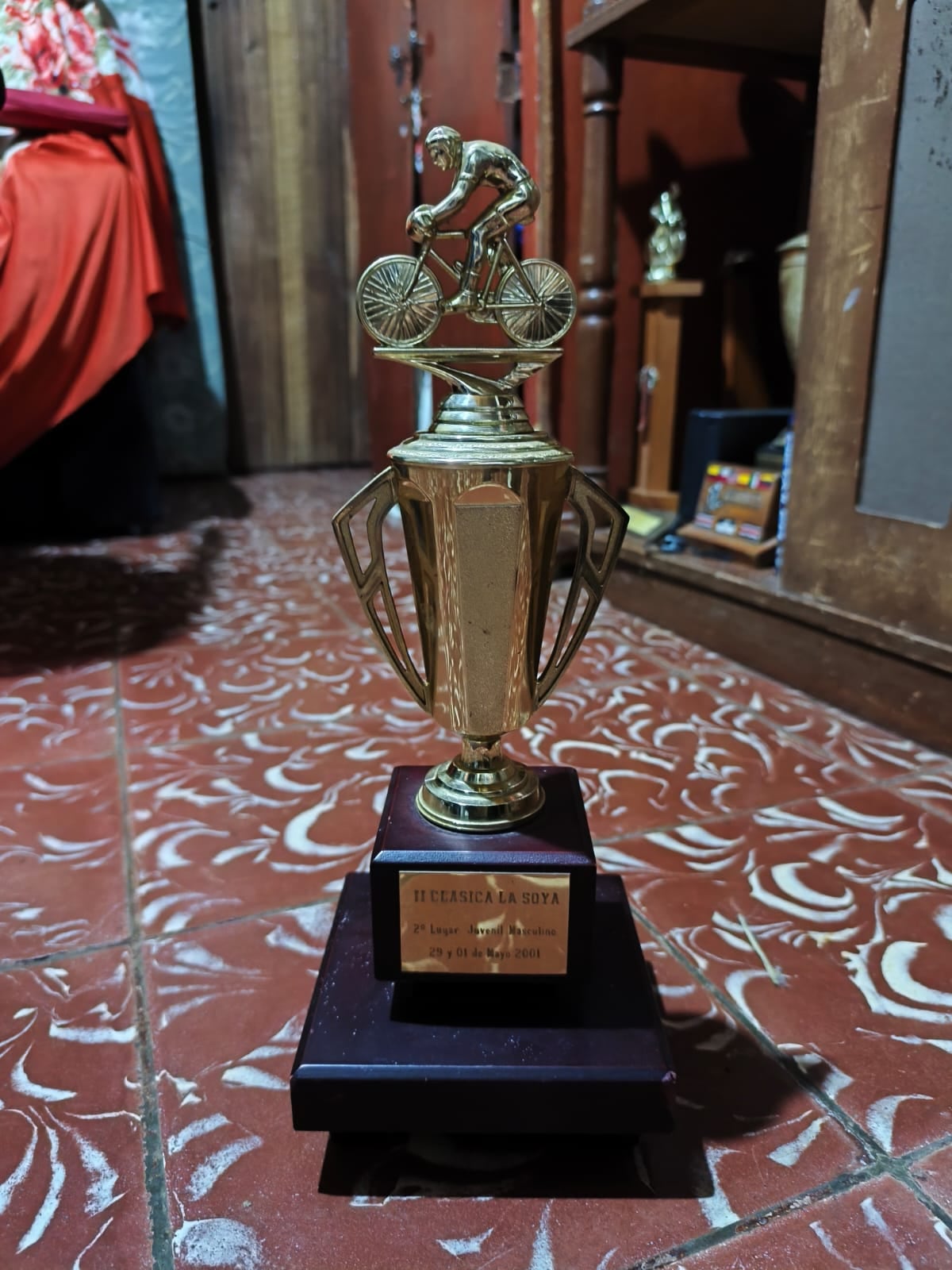 Cristian Montero Villalobos, de 21 años, era una de las grandes promesas del ciclismo costarricense, él murió cuando competía en la Vuelta de la Juventud del 2005, en Puriscal, por la imprudencia de un conductor de bus que no respetó la señal del tránsito. Foto: Lineth Villalobos para La Teja