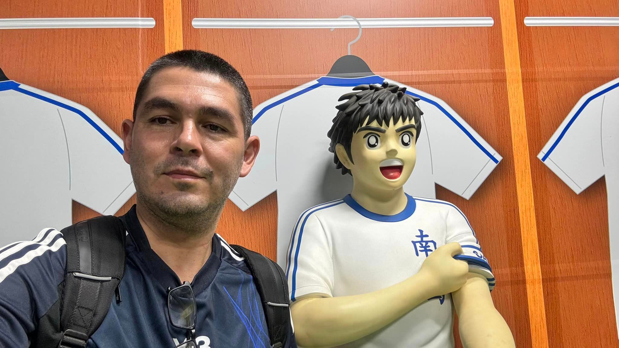 Se llama Sergio Contreras Méndez, es azucarero de nacimiento, de El Coyol de Turrialba, tiene 45 años, trabaja en el CINDEA de Turri y tiene 23 años de ser profesor de matemáticas. Es el Profe Sergio.