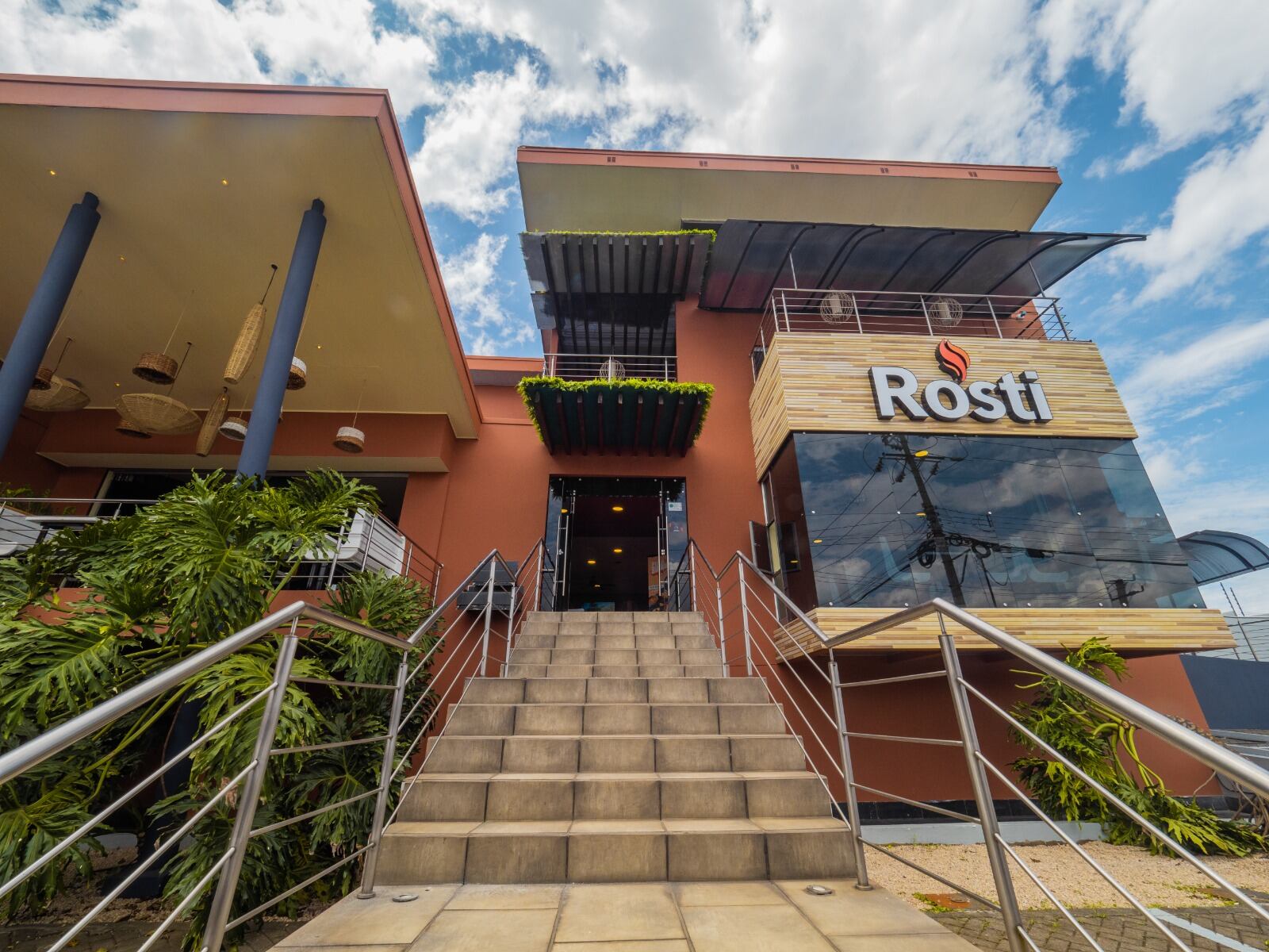 Rosti anuncia la apertura de dos nuevos locales.