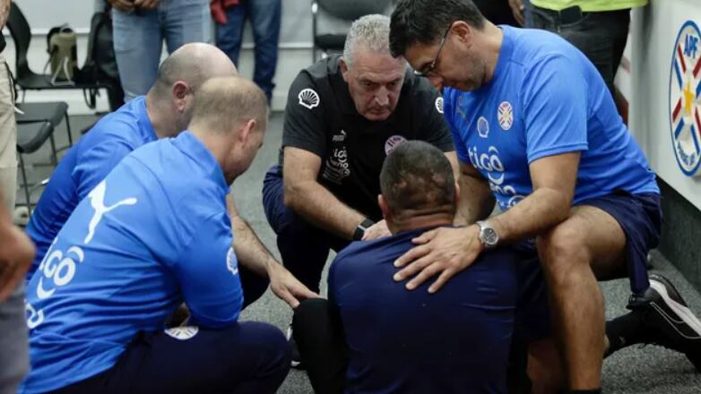 El noble gesto del técnico Gustavo Alfaro con un forógrafo que se descompuso en una conferencia de prensa. Fotos tomadas de El País, Uruguay.
