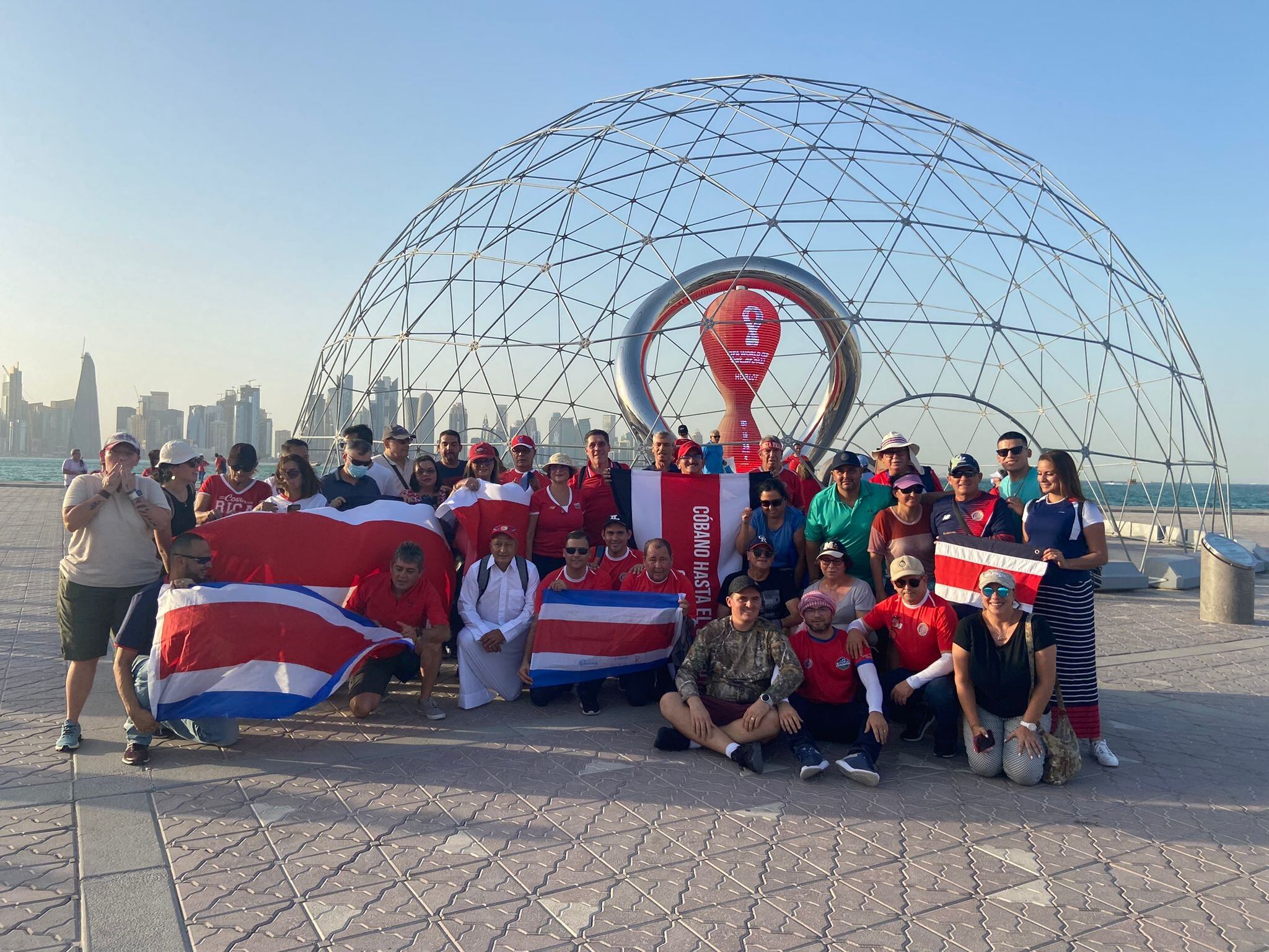 Ticos en Catar que observaron la izada de la bandera de Costa Rica en Catar. Prensa Cancillería.