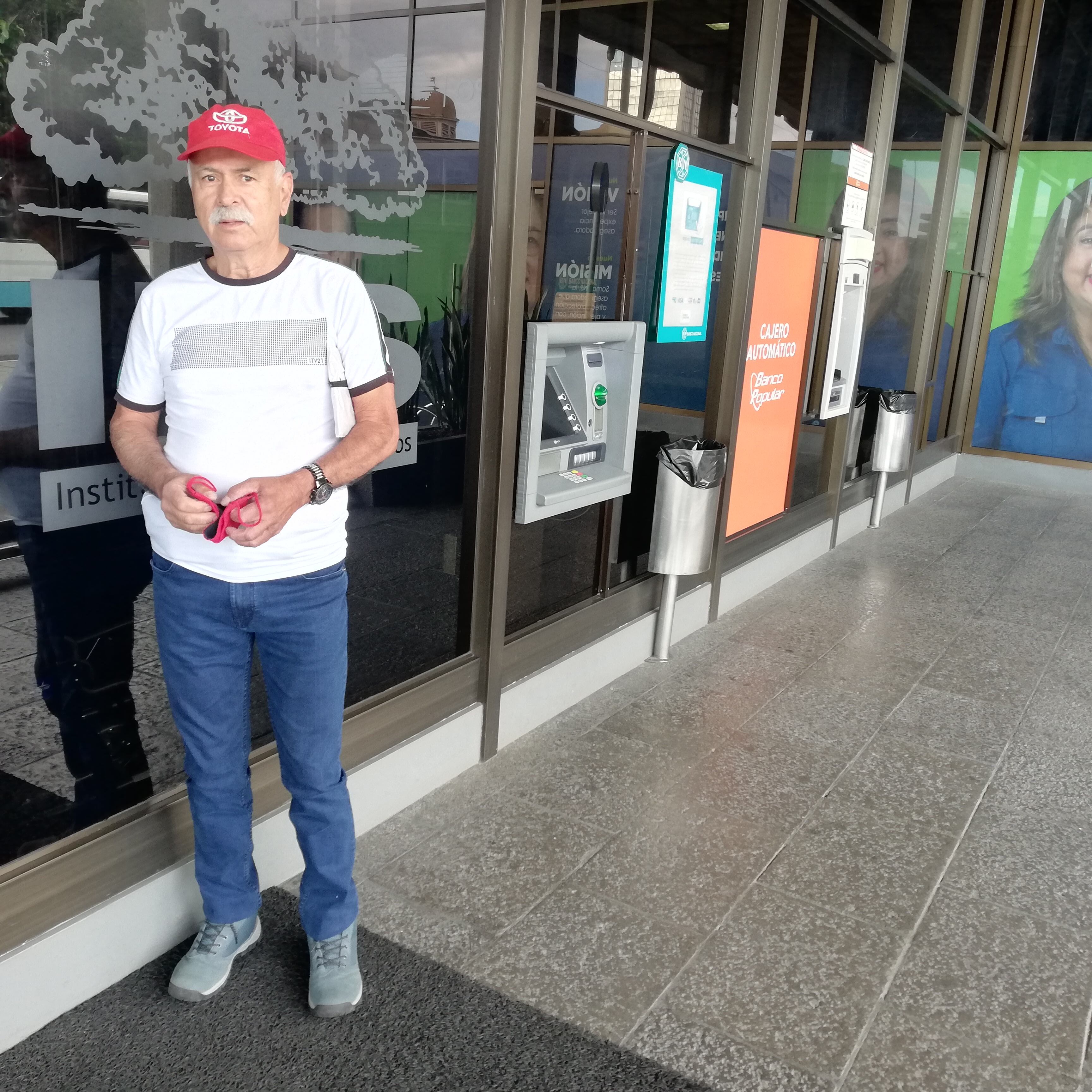 Don Carlos Chacón Alvarado, pensionado y de 73 años, cumplió por 13 años consecutivos su compromiso de ser el primer tico que paga el derecho de circulación 2022