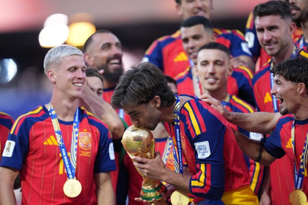 Ferran Torres festeja con la copa en mano. Él convirtió el gol del triunfo de España contra Argentina en la final del Mundial 2026.