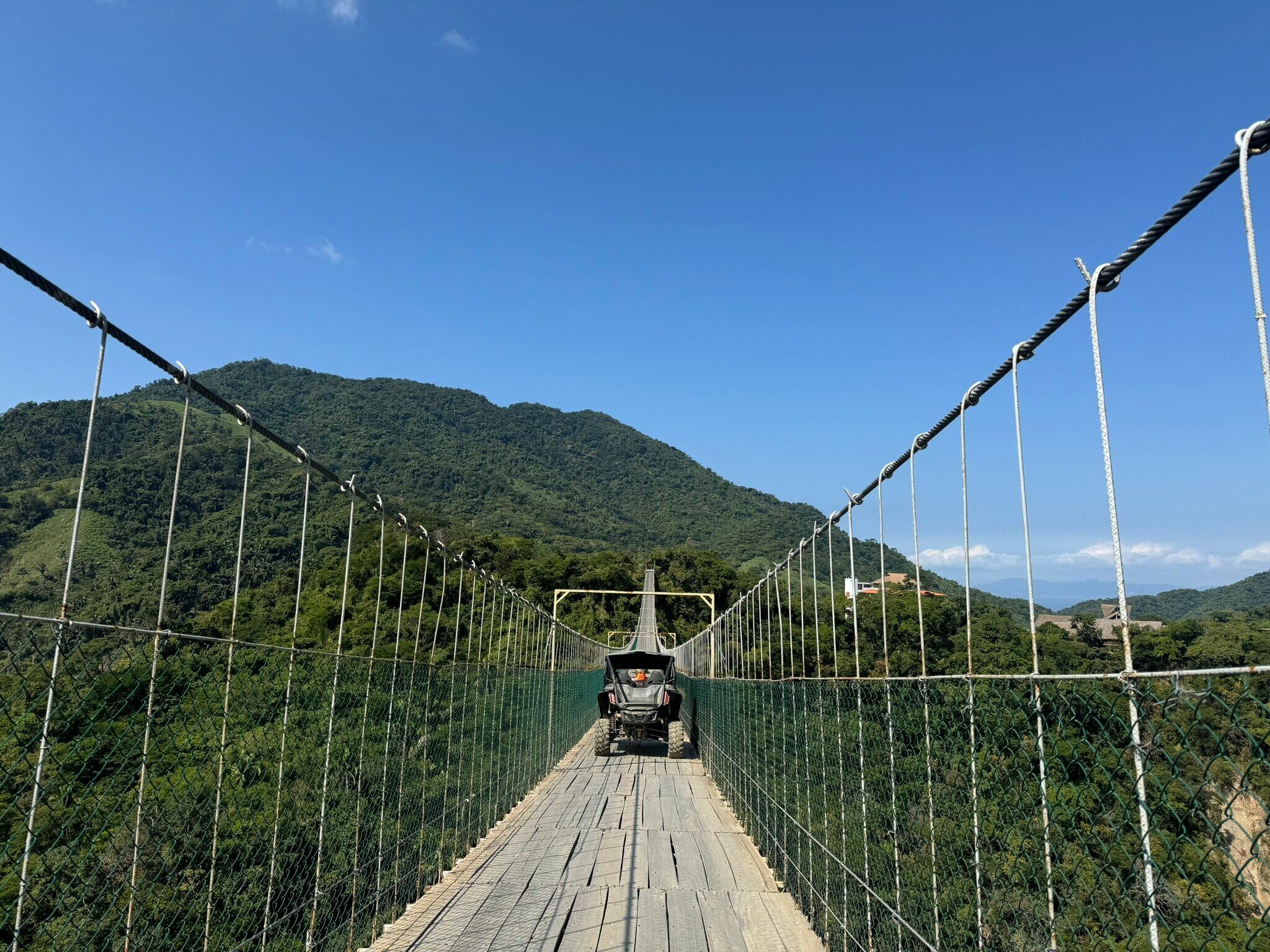 El puente colgante vehicular más largo del mundo está entre la naturaleza de México.