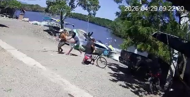 Varias cámaras de seguridad captaron el momento en que ocurrió un brutal homicidio en Chomes, en Puntarenas, la mañana de este miércoles 29 de abril del 2026. Foto: Captura de video