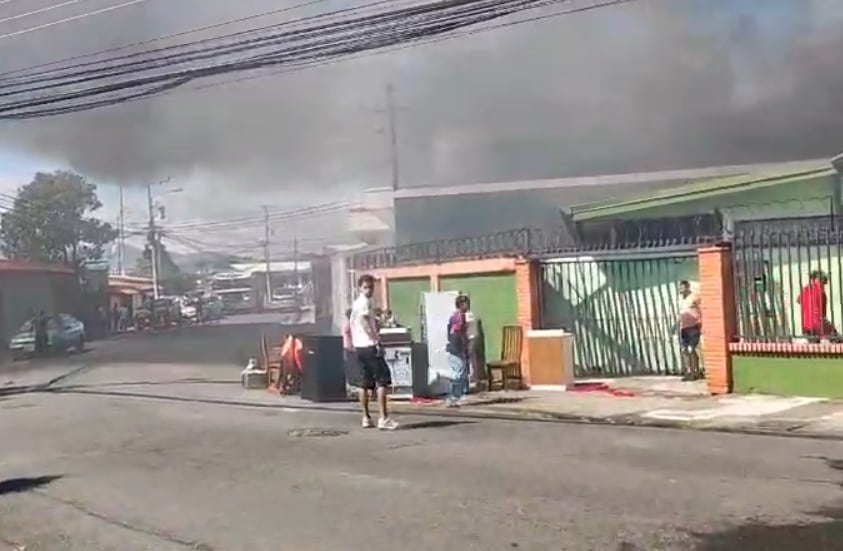 Incendio Quesada Durán, Zapote, con el resultado del fallecimiento de tres niños y un adulto.