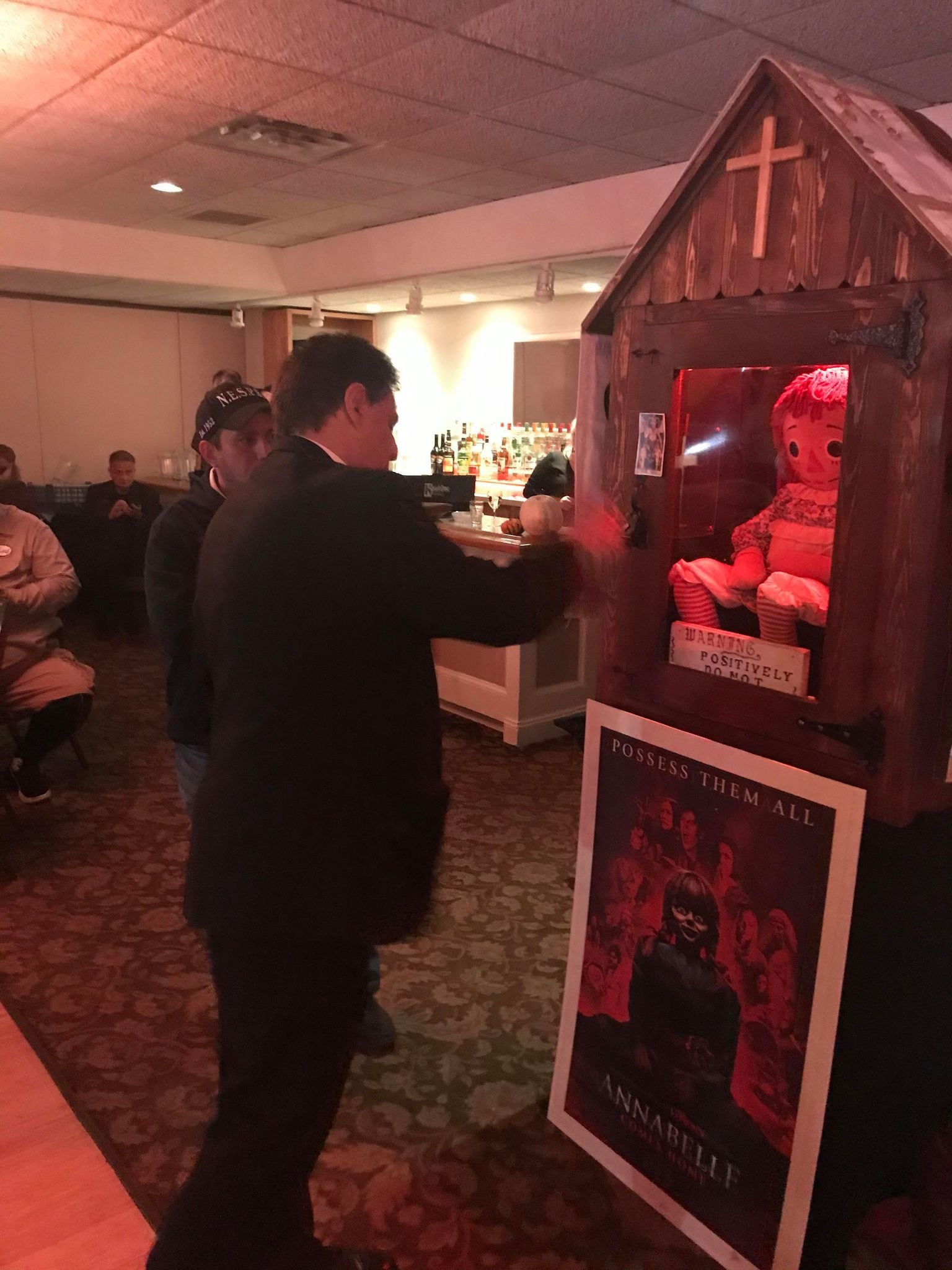 El sacerdote canadiense Platón Angelakis, quien fue ordenado sacerdote católico ortodoxo con los Oblatos de Santa Teresa en Wisconsin en 1999, es quien bendice dos veces al mes a la muñeca maldita Annabelle en el Museo de lo Oculto de los Edward y Lorraine Warren (ya fallecidos) en Estados Unidos.