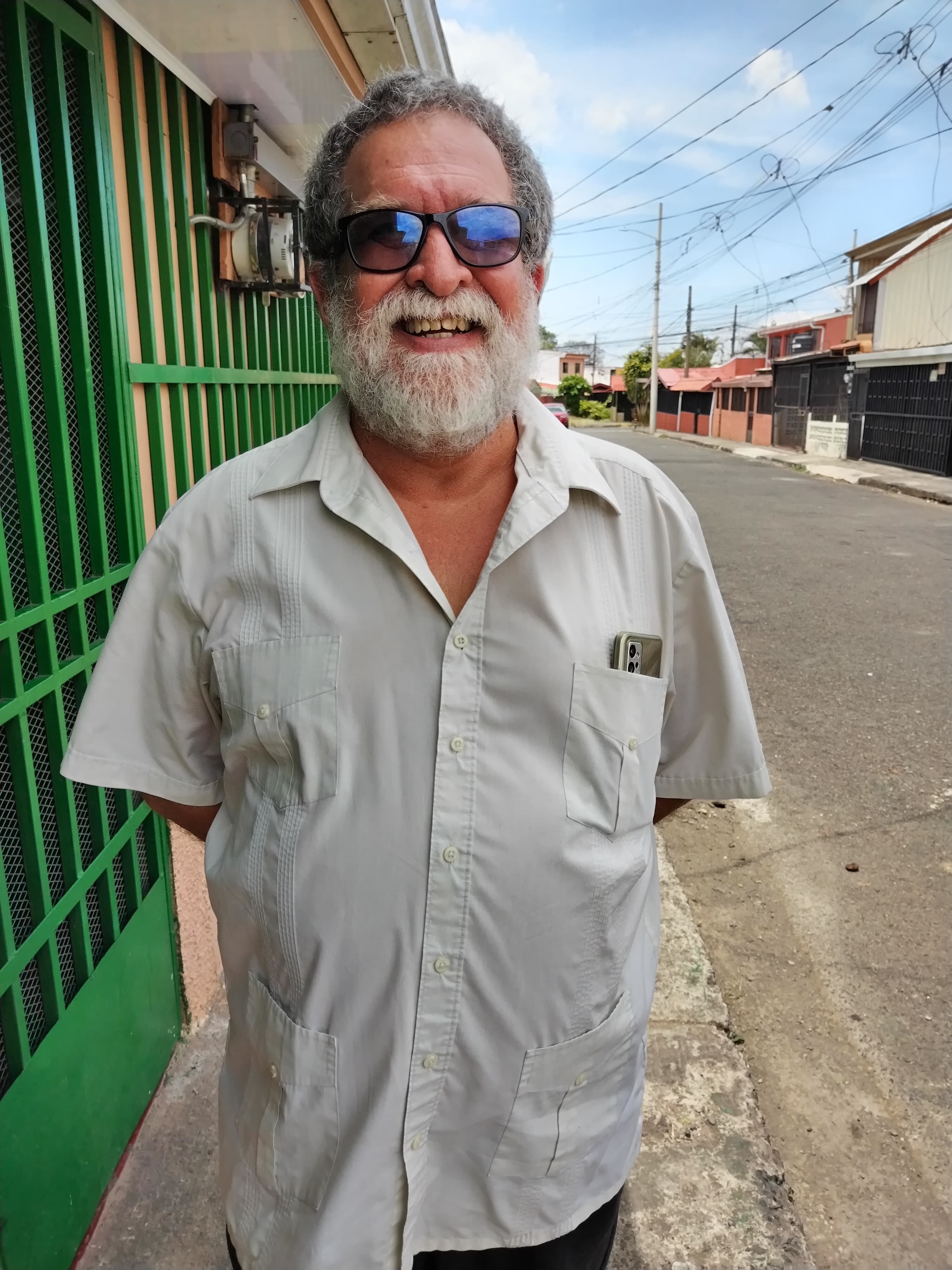 Unas 16 horas después de que lo dejaron en libertad, don David Contreras Mora, vecino de Hatillo 1, nos atendió en su casa de habitación para confirmarnos que, “me esposaron, encarcelaron y tomaron huellas como a un delincuente por el simple hecho de reclamar un derecho costarricense y mundial, el derecho al agua”.