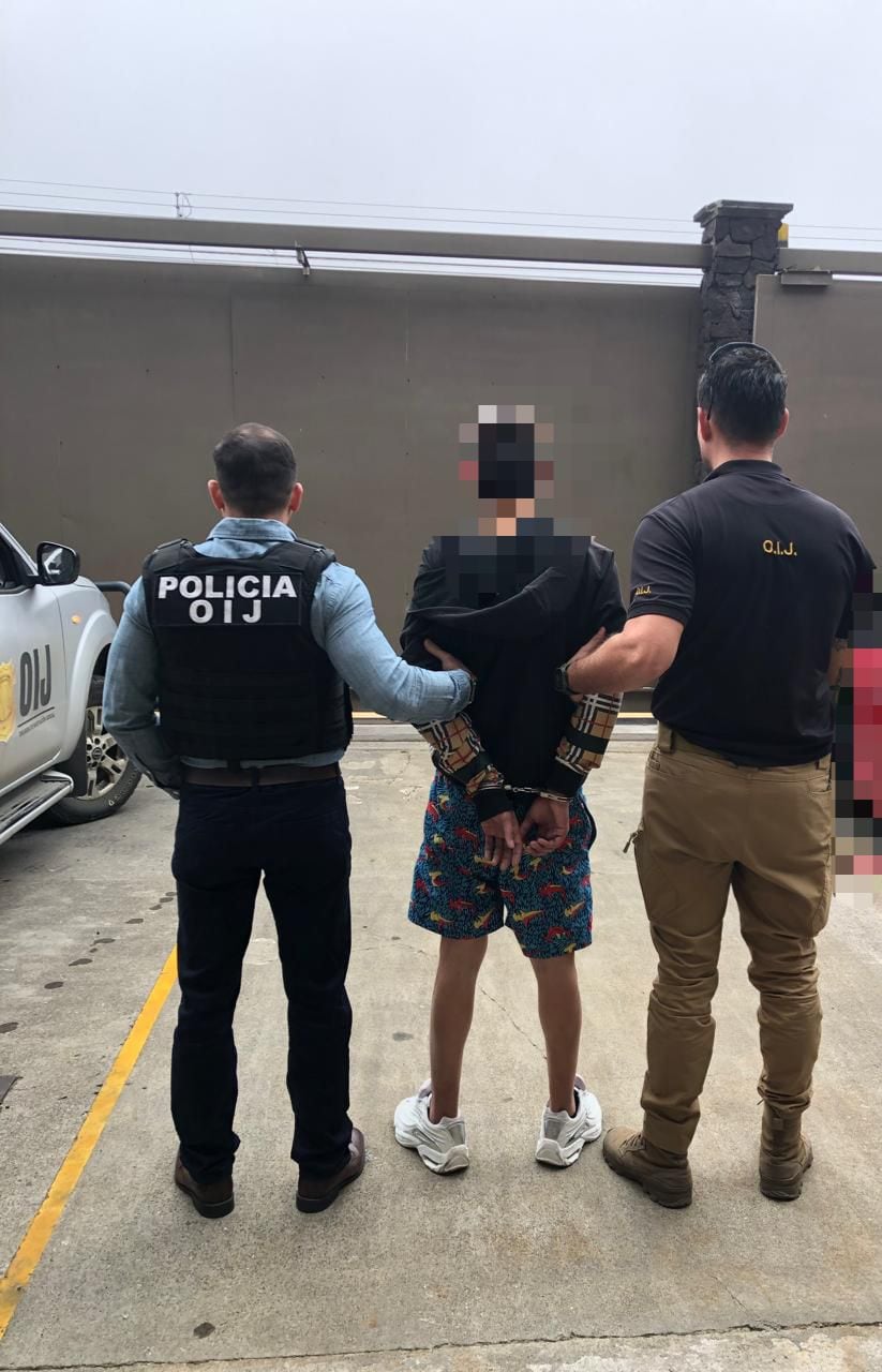 Un adolescente de 17 años llegó a hacer unas diligencias al Tribunal Penal de San José y allí mismo quedó detenido por agentes del OIJ por ser sospechoso de un homicidio cuádruple. Foto: OIJ