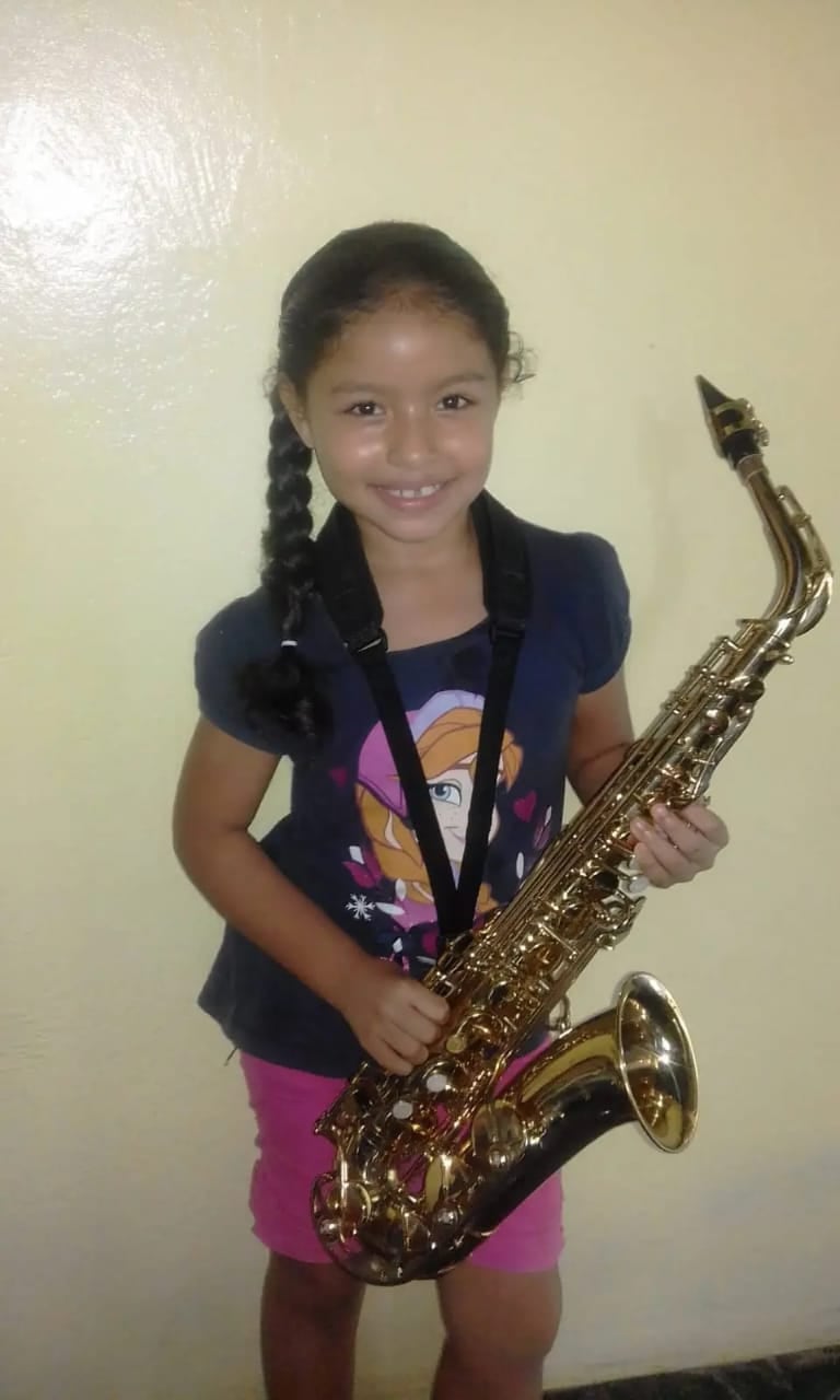 En Río Jiménez de Guácimo, en Limón, una joven, Betsabeth Morán Delgado, tiene apenas 16 años, pero cuando habla de instrumentos, partituras y escenarios lo hace con la seguridad de quien encontró muy temprano el amor de su vida.