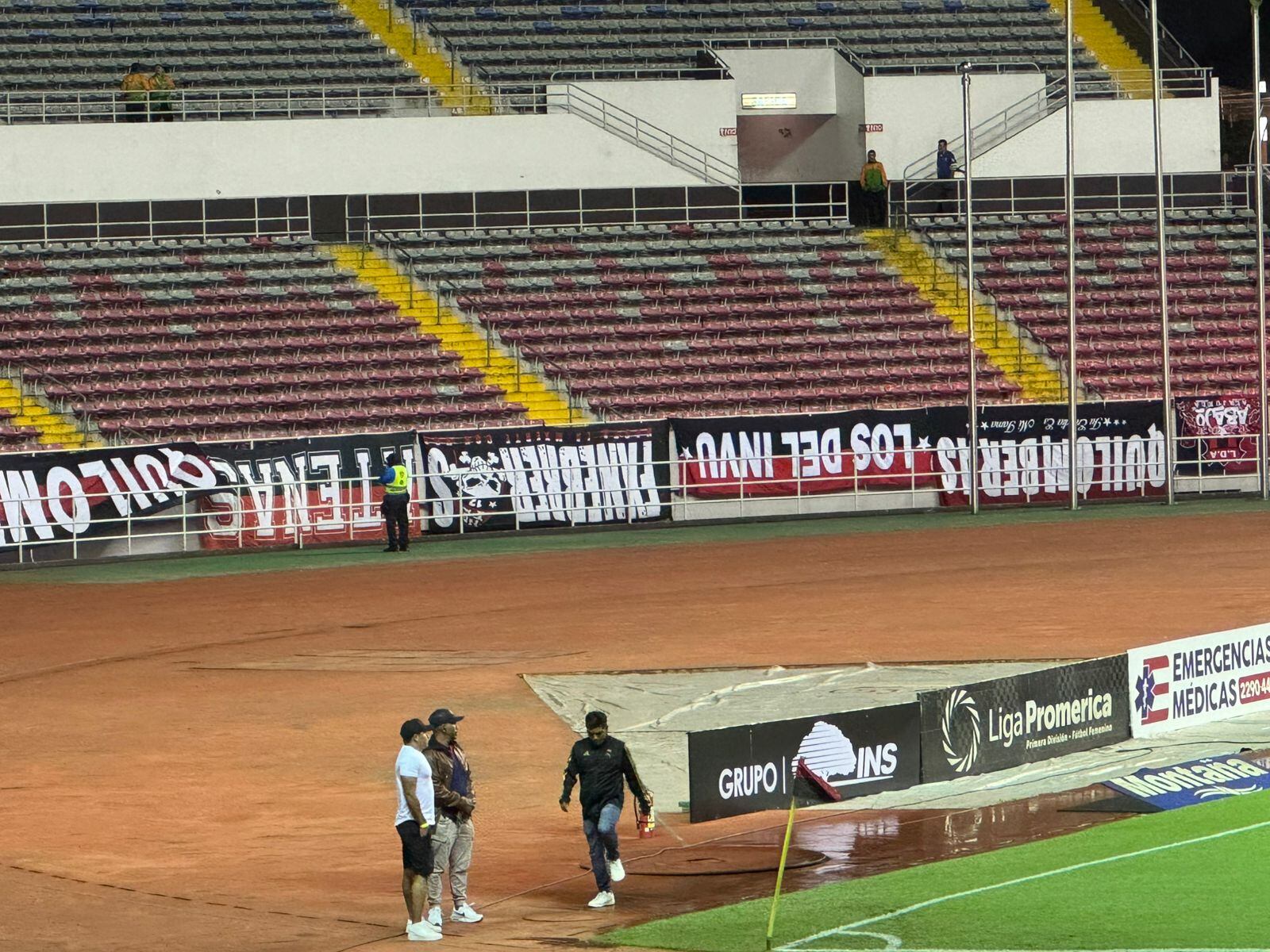 Alajuelense vs Santa Ana FC, estadio nacional, aficionados protestan con pancartas al revés