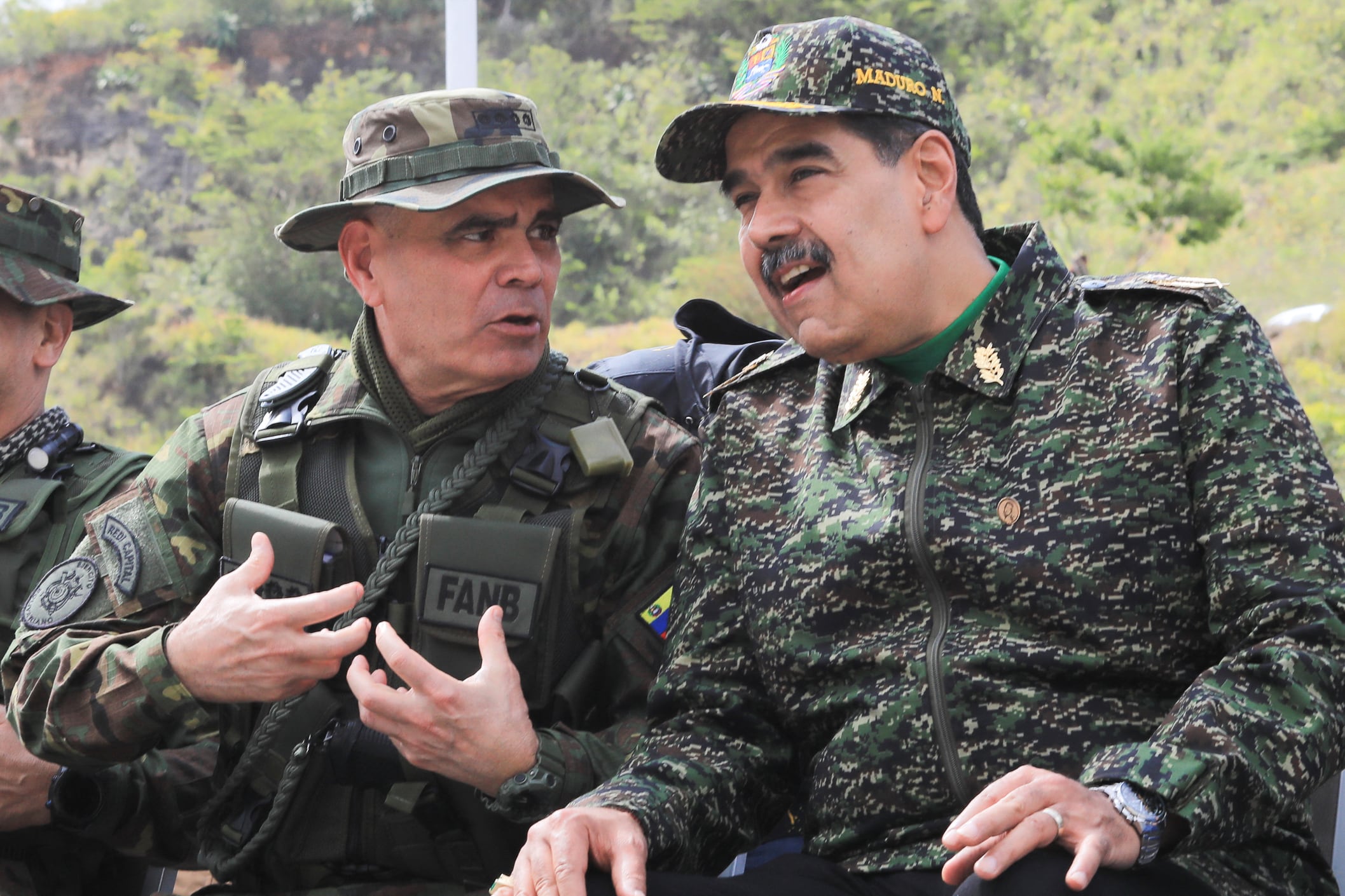 Esta imagen de distribución, divulgada por la Presidencia de Venezuela el 28 de agosto de 2025, muestra al presidente de Venezuela, Nicolás Maduro (der.), conversando con el ministro de Defensa, Vladimir Padrino López (izq.), durante ejercicios militares en un campo de entrenamiento en Caracas.
El presidente venezolano, Nicolás Maduro, afirmó el 28 de agosto de 2025 que “no hay manera” de que tropas de Estados Unidos invadan Venezuela, luego de que Washington desplegara cinco buques de guerra y 4.000 soldados en el Caribe para presionar al líder de izquierda.
(Foto: ZURIMAR CAMPOS / Presidencia de Venezuela / AFP)
USO RESTRINGIDO A FINES EDITORIALES – CRÉDITO OBLIGATORIO: “AFP PHOTO / VENEZUELAN PRESIDENCY / ZURIMAR CAMPOS” – IMAGEN DE DISTRIBUCIÓN – PROHIBIDO SU USO EN MARKETING O CAMPAÑAS PUBLICITARIAS – DISTRIBUIDA COMO SERVICIO A CLIENTES – AFP NO PUEDE VERIFICAR DE FORMA INDEPENDIENTE LA AUTENTICIDAD, NI EL LUGAR, LA FECHA O EL CONTENIDO DE ESTAS IMÁGENES.