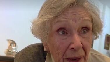 (Video) Abuelita de 100 años llora al ver a su esposo fallecido gracias a la inteligencia artificial