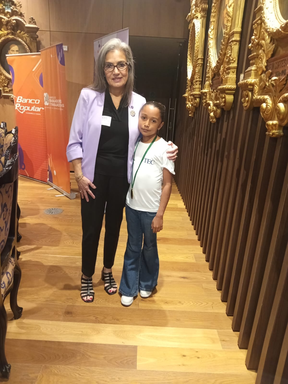 En el barrio Jesús de Santa Bárbara de Heredia todavía hay vacas pastando y aire limpio. Allí vive Jade Fernández Caicedo, una niña de apenas 9 años que logró cargar un celular con la energía de las plantas