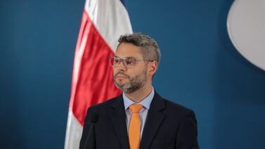 A Jorge Rodríguez le sirvieron las porras a Rodrigo Chaves, pues recibió otro puestazo