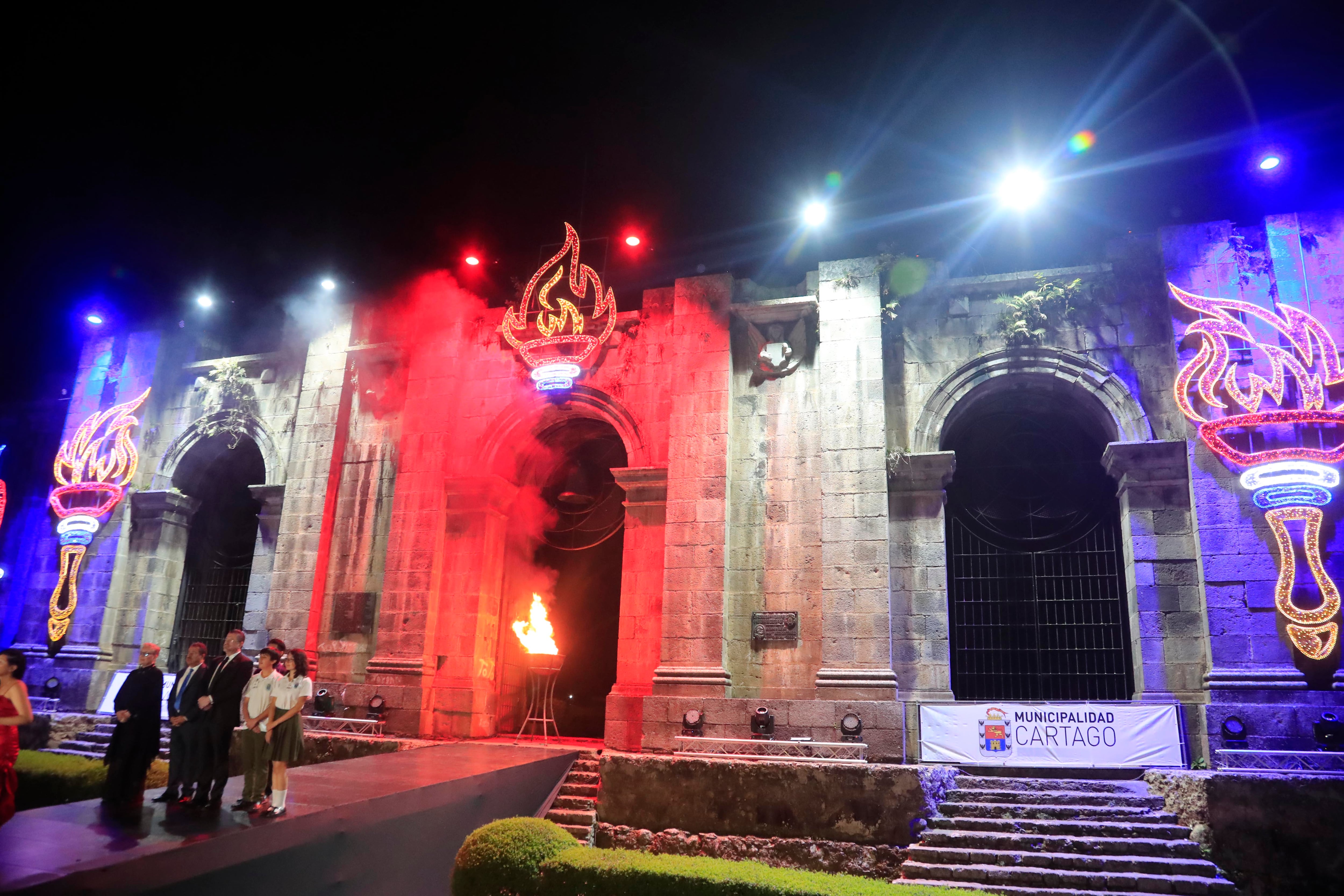 14/09/2023       Cartago. A las 8:00 p.m., como es tradición en esta fecha, llegó la Antorcha de la Libertad, para conmemorar los 202 años de vida independiente. La recibió el presidente Rodrigo Chaves y se la entregó a estudiantes del colegio José Figueres, ganadores de Olimpiada de matemáticas, quienes la trasladaron hasta el pebetero ubicado debajo de la campana de las Ruinas de Santiago Apóstol.