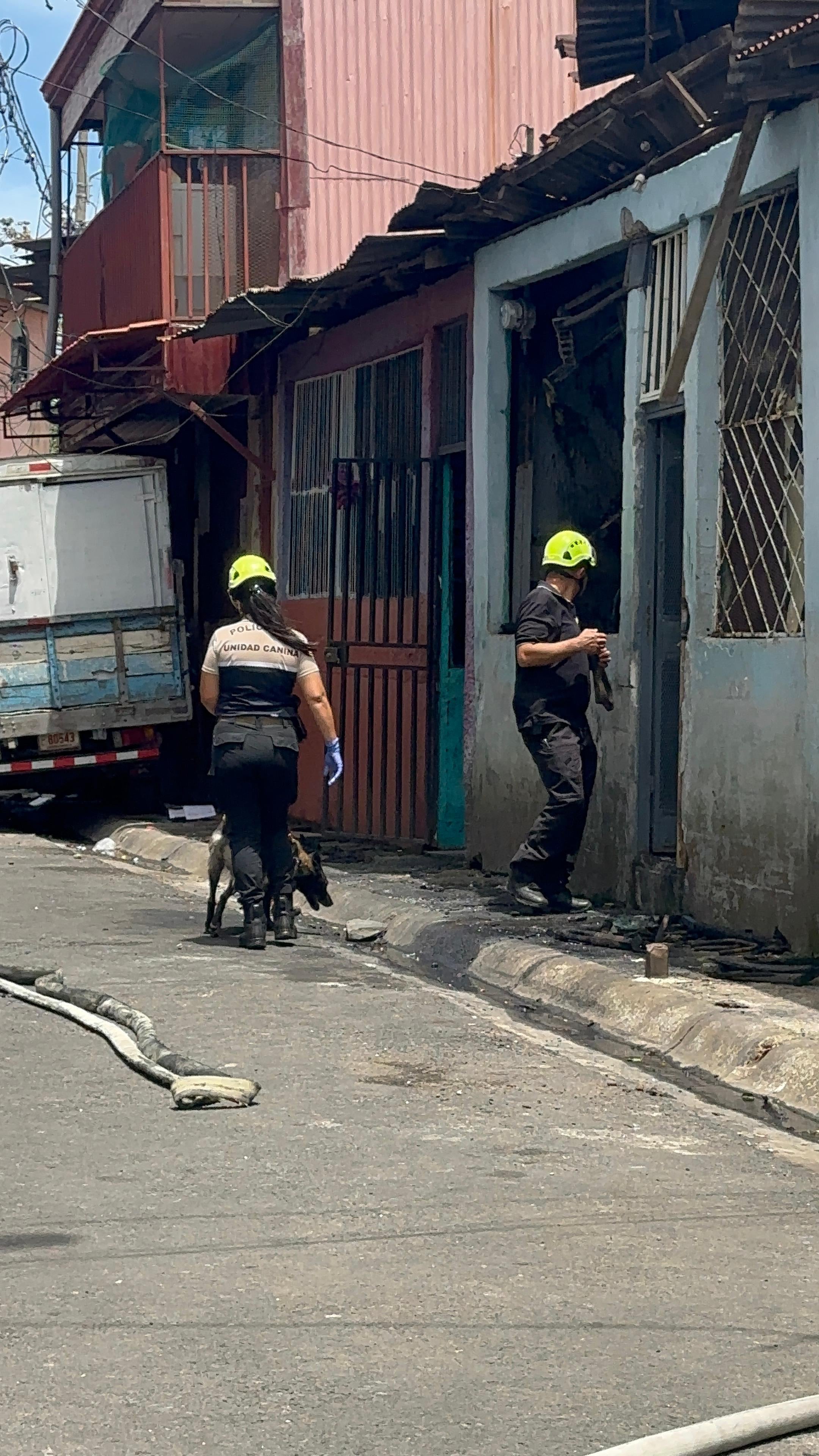 Eithan Pérez Monge, de unos 14 años, quedó atrapado junto a su papá, Eduardo Pérez Badilla