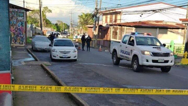 Joven fue acribillado a balazos en Alajuela cuando viajaba en su carro