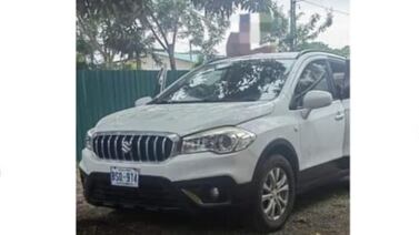 Buscan el carro de directora de escuela que encontraron muerta dentro de su casa