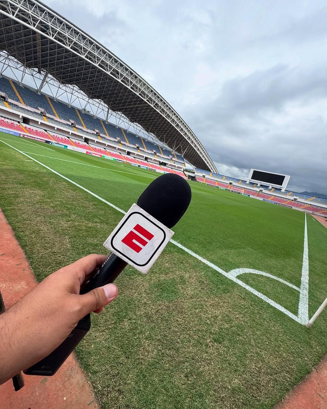 Tres meses y medio después de renunciar a Repretel, el periodista deportivo Estefan Monge celebra a lo grande su nuevo trabajazo que lo devuelve a la tele pero en un canal que nadie vio venir.