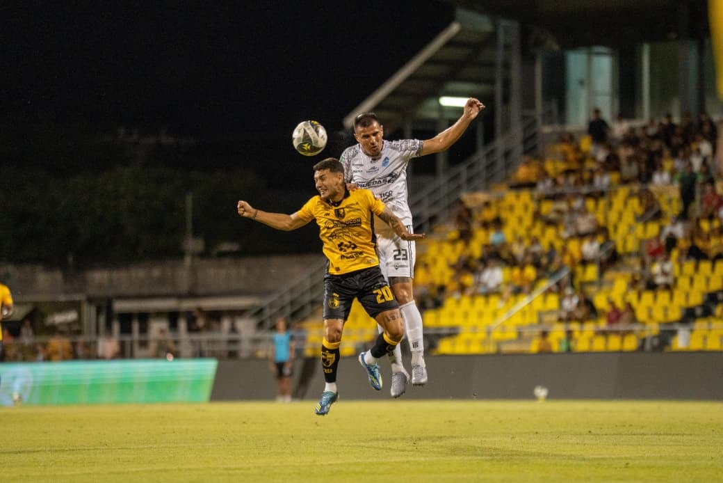 Malcom Pilone de Liberia peleó un balón con Eduardo Pastrana del Pérez Zeledón.