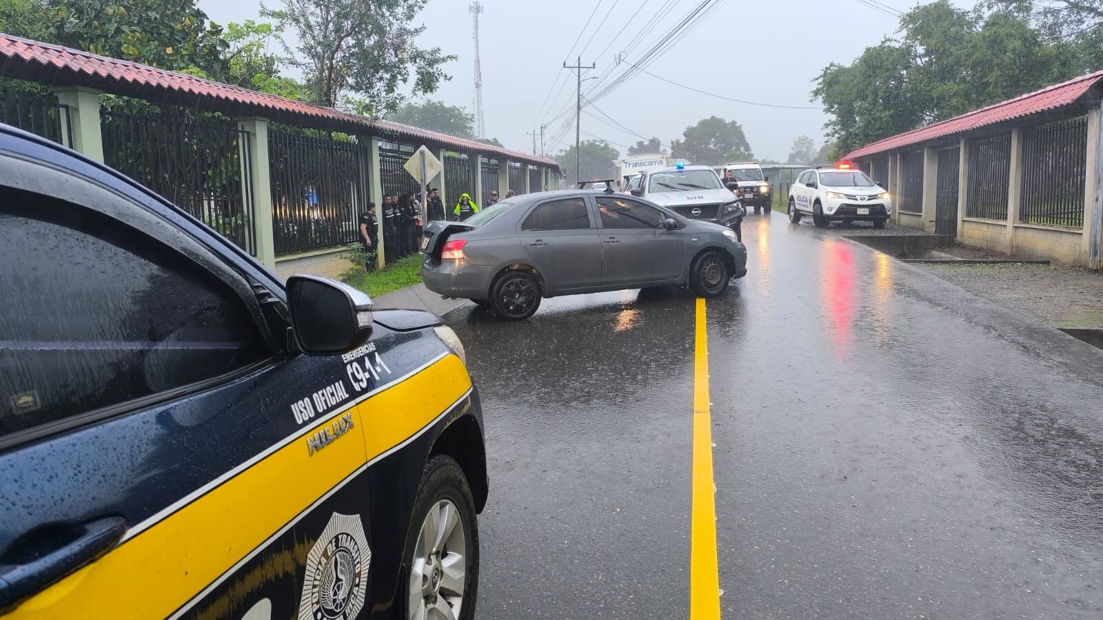 Bajo un aguacero es como la Fuerza Pública encontró el carro de Rolando Alfaro Fonseca, de 56 años, un taxista informal víctima de homicidio. Foto: MSP